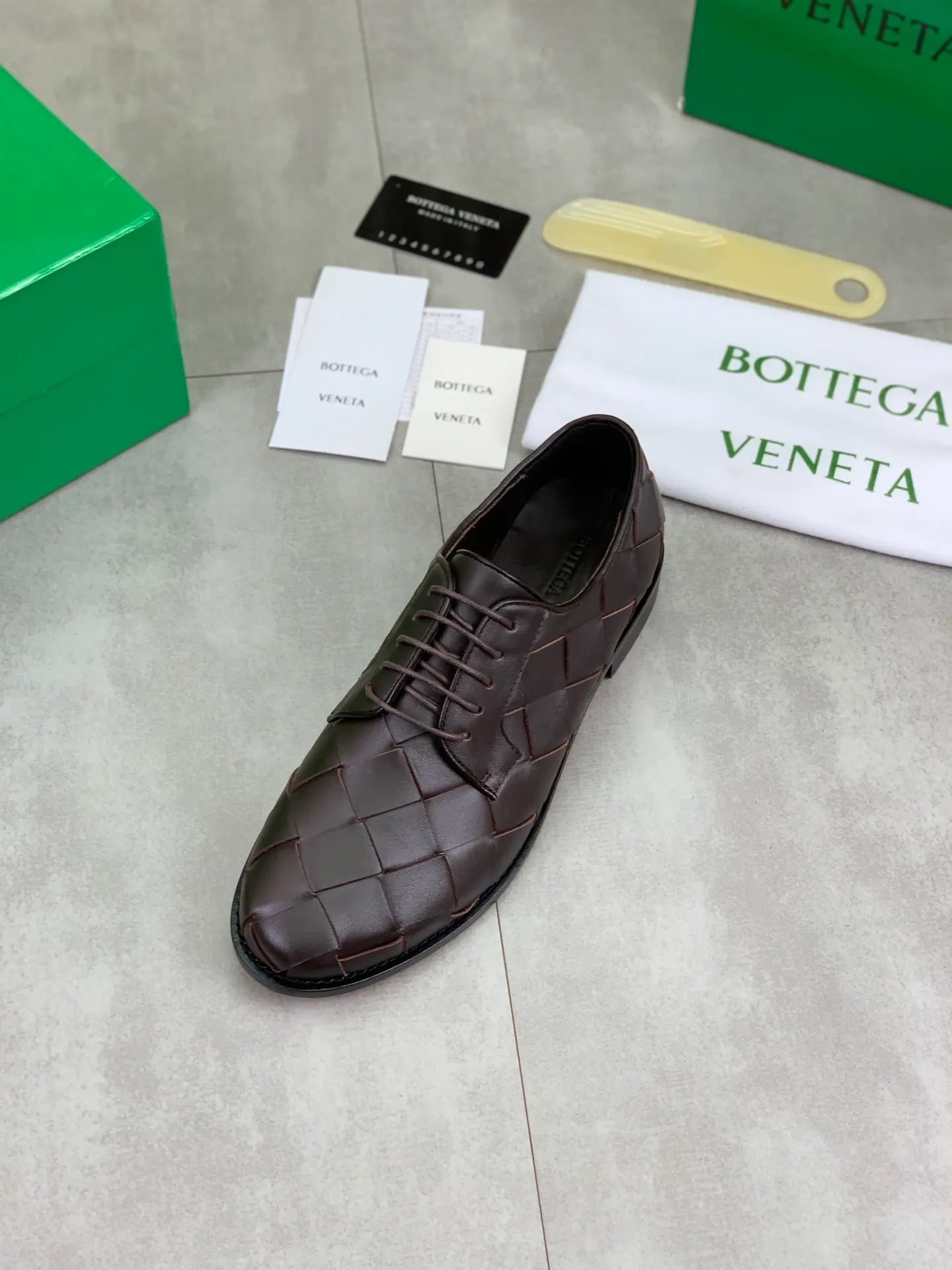 Factory price P860💰Top quality (genuine leather outsole series)💎💎💎 BOTTEGA VENETA official website synchronizes the latest model, top version of the highest version of BV business leather shoes in the market, accept material comparison, shoe type comparison, process comparison, practical and textured, versatile and suitable for any occasion, the more you look at it, the more flavorful it becomes. Pure hand-woven craftsmanship - upper material, imported original hand-woven calfskin - high-quality water-dyed cowhide inside - original private model customized handmade leather outsole -Size: female 35-39 (34 40 customized) male 39-44 (38 45 customized) Comes with original BV green box, complete packaging.
